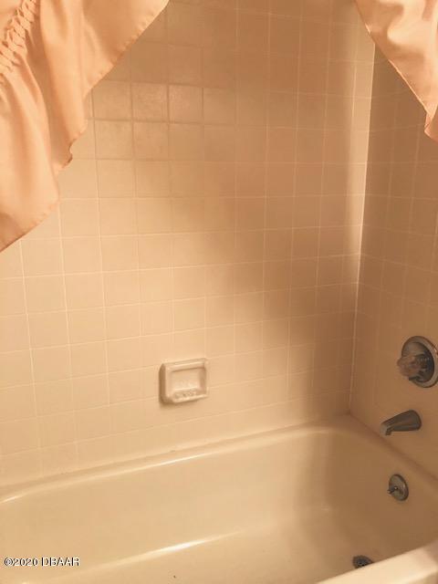 1241 Mardrake Road Daytona Beach, FL 32114 - Photo 20 of 32 GUEST TUB & TILE LIKE NEW