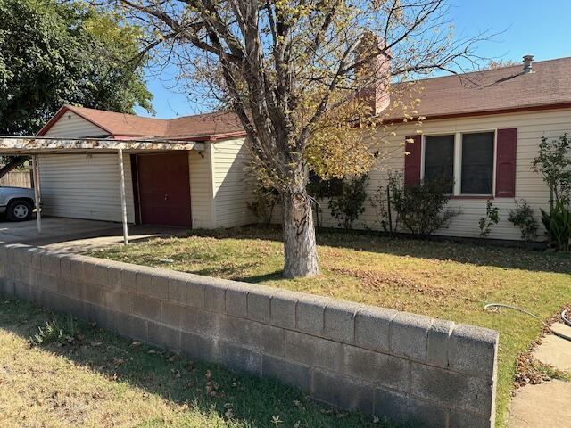 850 South 16th Street Slaton, TX 79364 - Photo 2 of 17 a front view of a house with garden