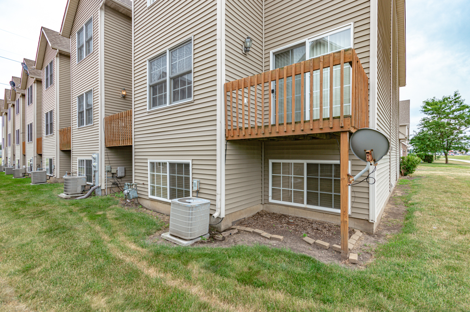 620 South Peace Road, Unit 1 Sycamore, IL 60178 - Photo 8 of 15 a view of a house with backyard and porch