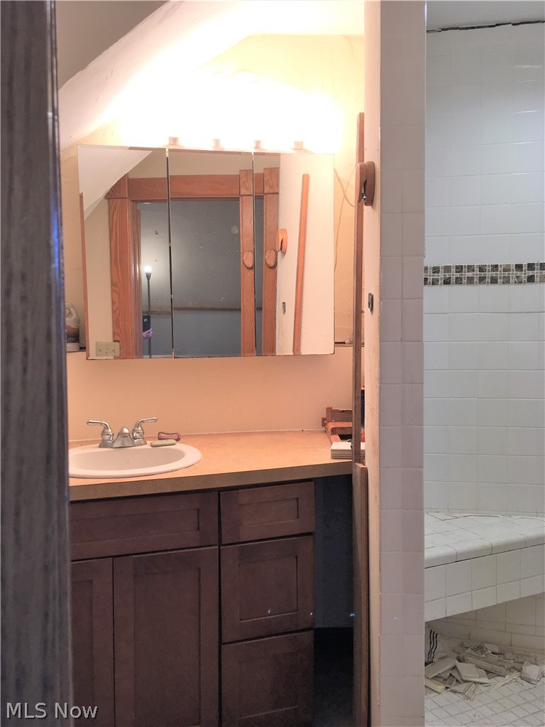 4630 Kolbe Road Lorain, OH 44053 - Photo 20 of 35 Master bath with shower.