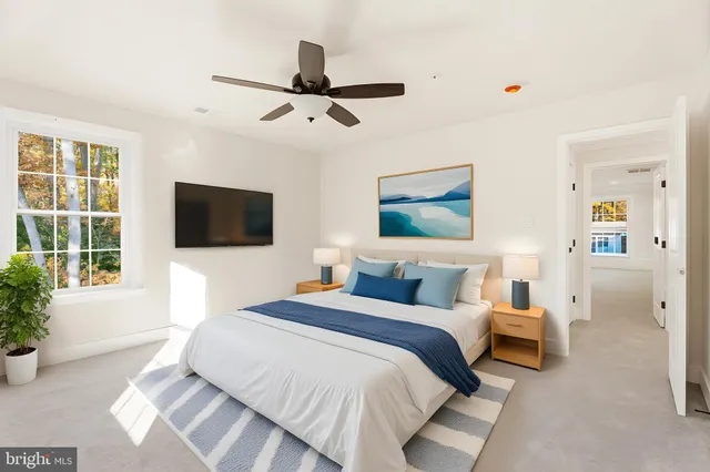a view of empty room with a ceiling fan