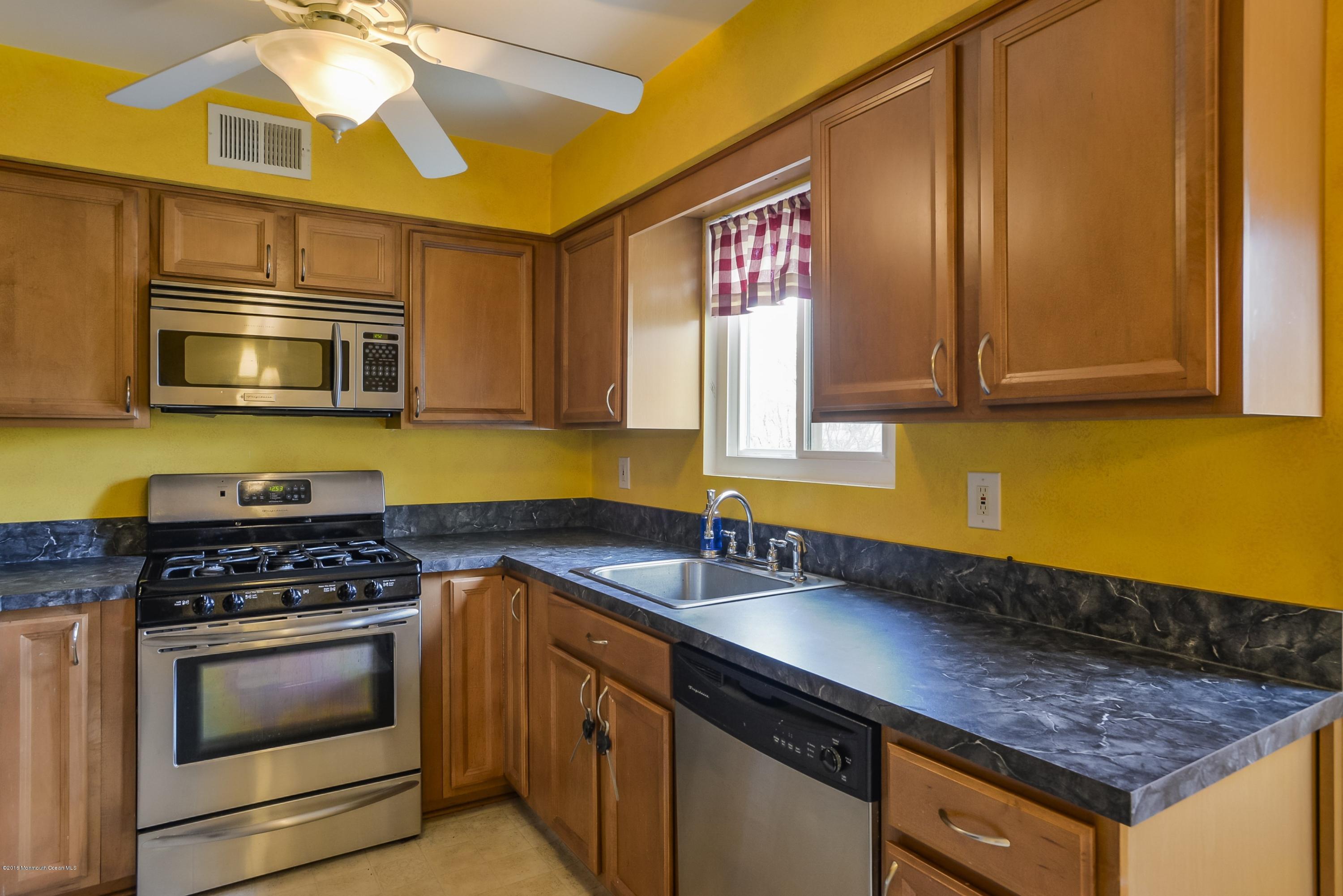 315 Middlewood Road Middletown, NJ 07748 - Photo 12 of 25 012_Kitchen