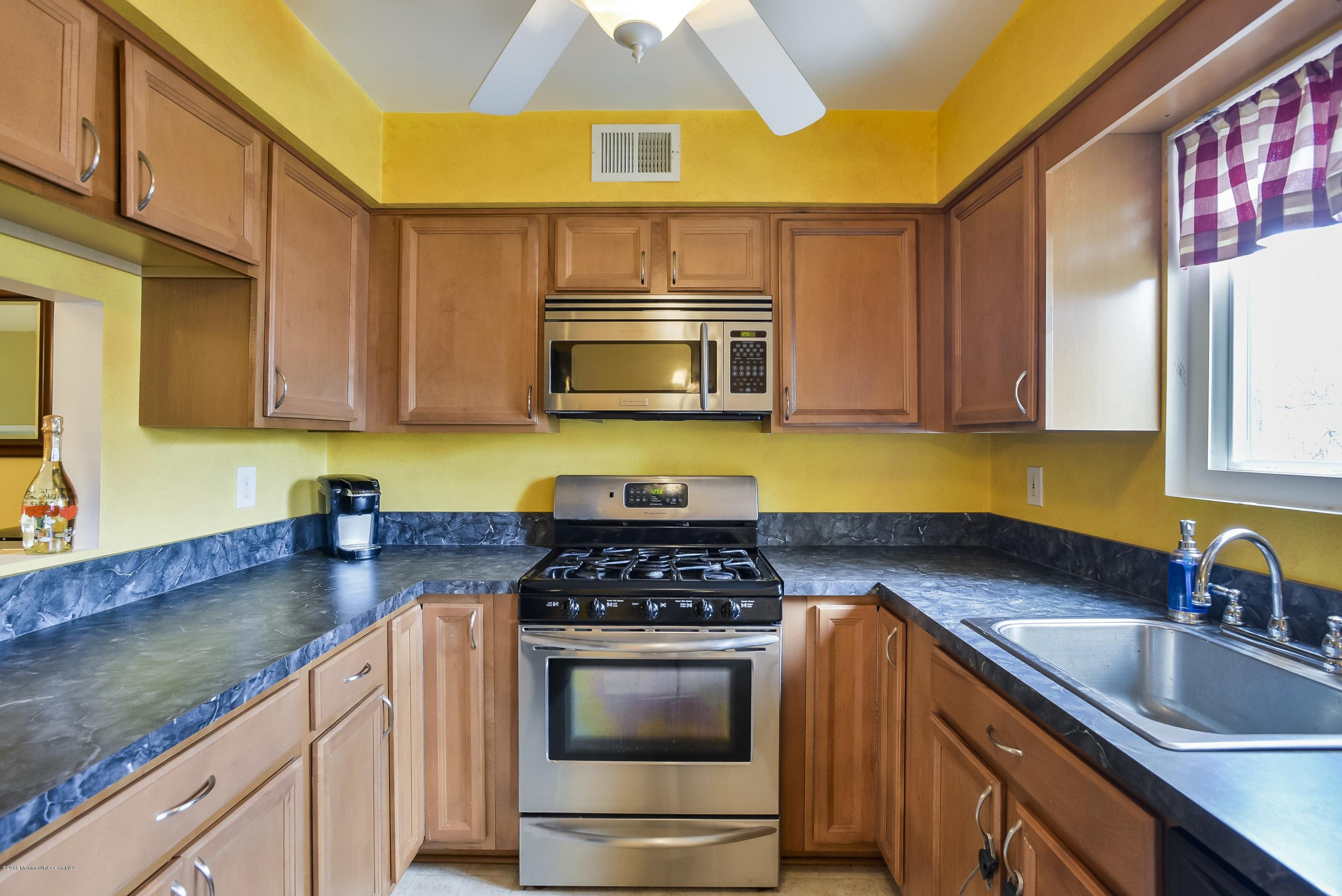 315 Middlewood Road Middletown, NJ 07748 - Photo 14 of 25 014_Kitchen