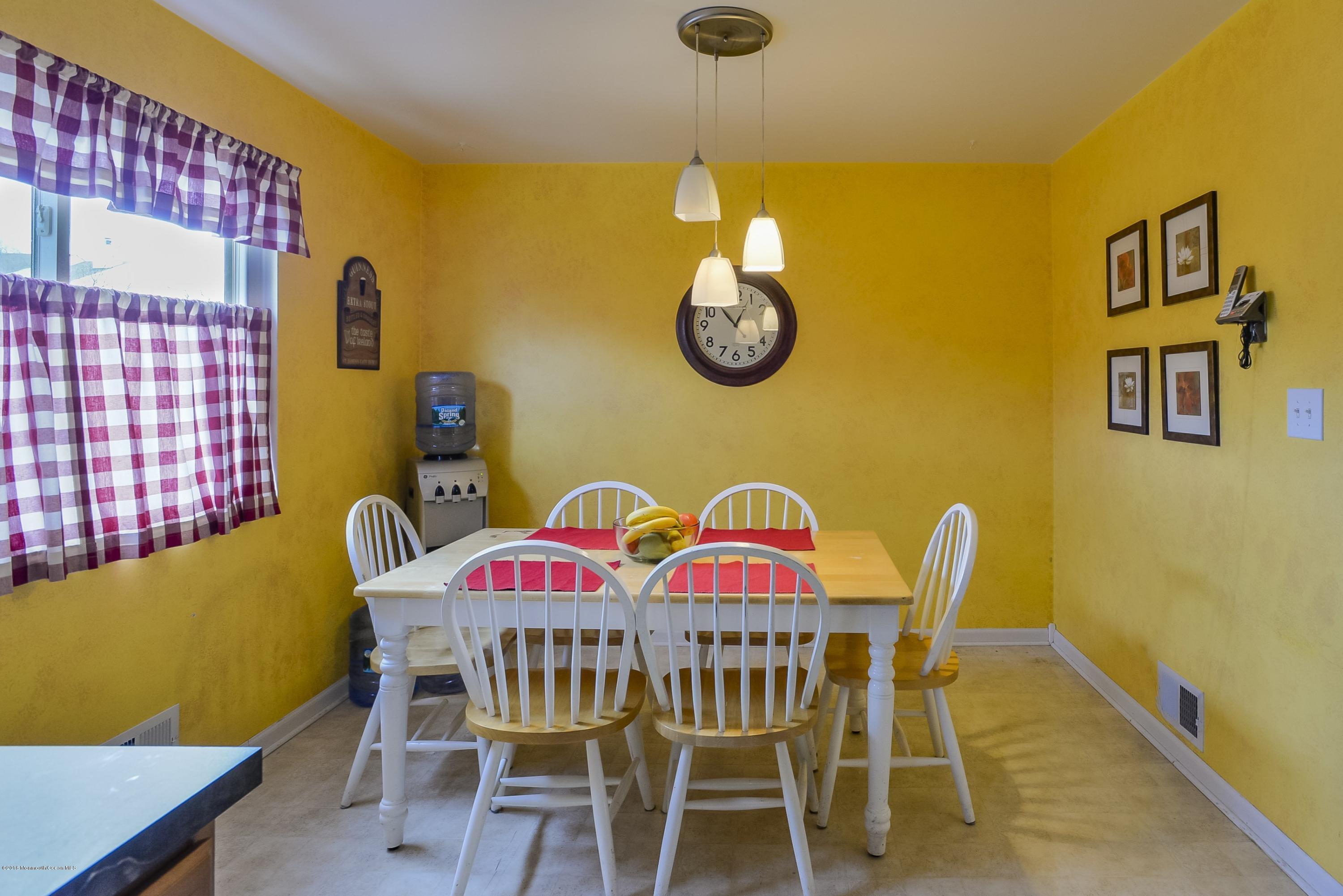 315 Middlewood Road Middletown, NJ 07748 - Photo 15 of 25 015_Breakfast Area