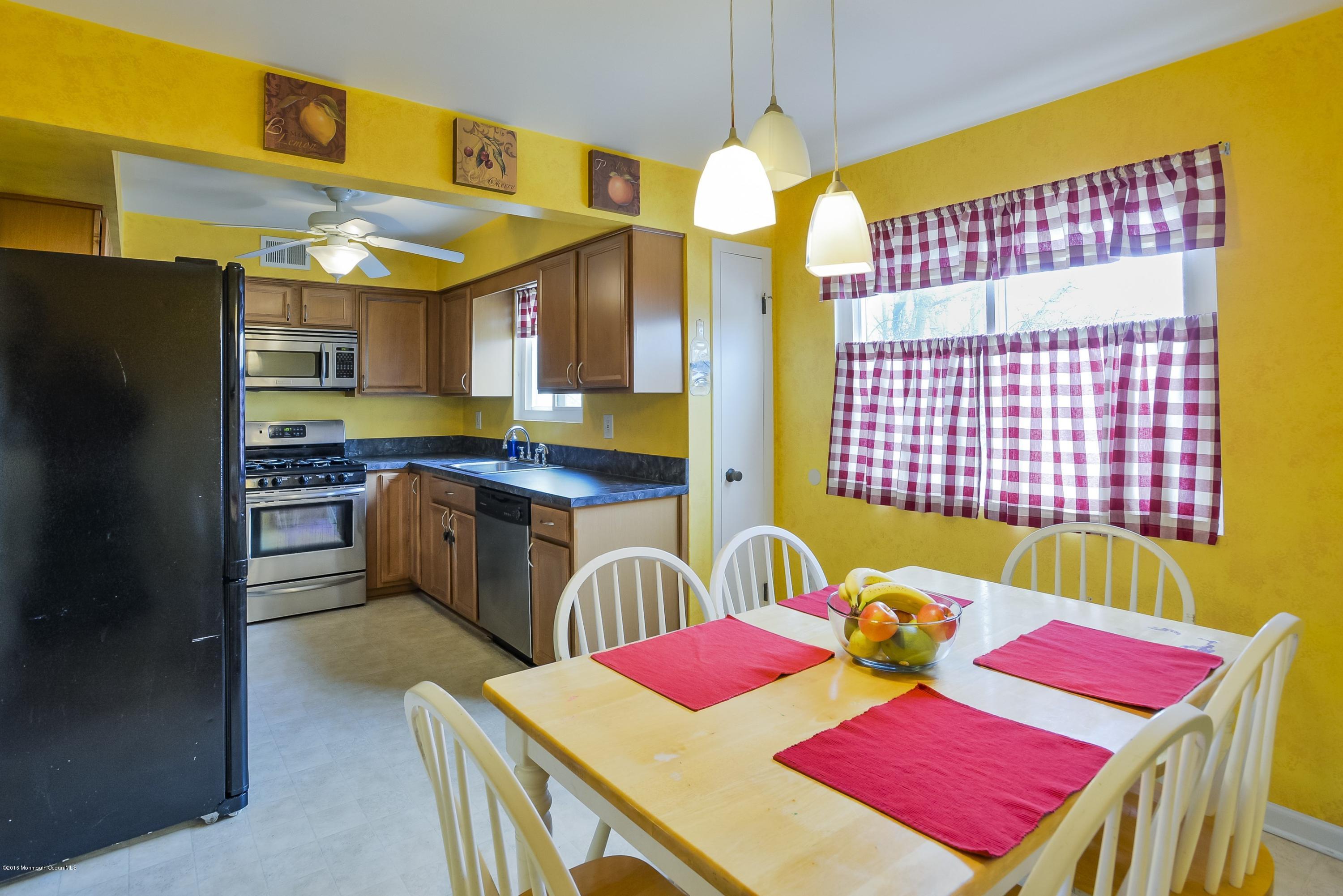 315 Middlewood Road Middletown, NJ 07748 - Photo 16 of 25 016_Kitchen