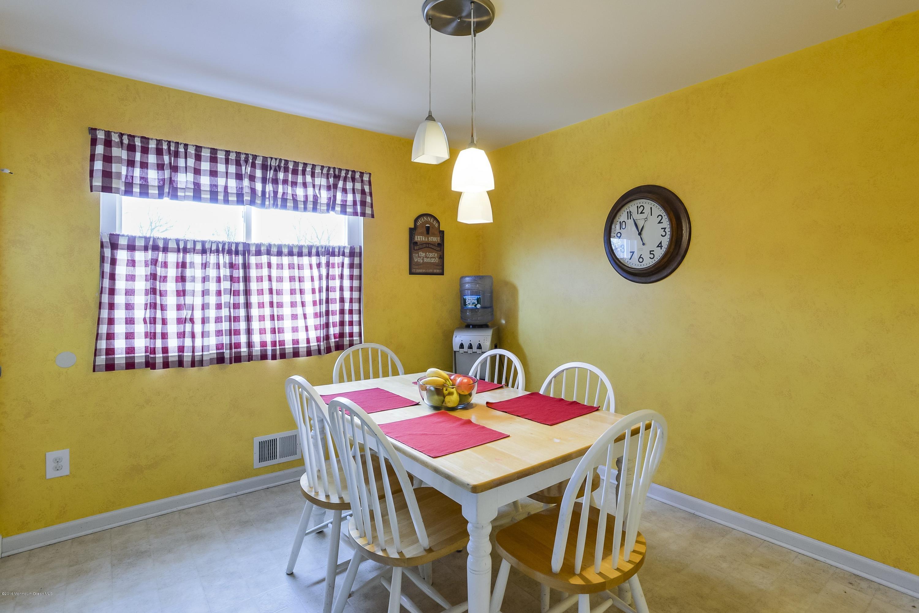 315 Middlewood Road Middletown, NJ 07748 - Photo 17 of 25 017_Breakfast Area