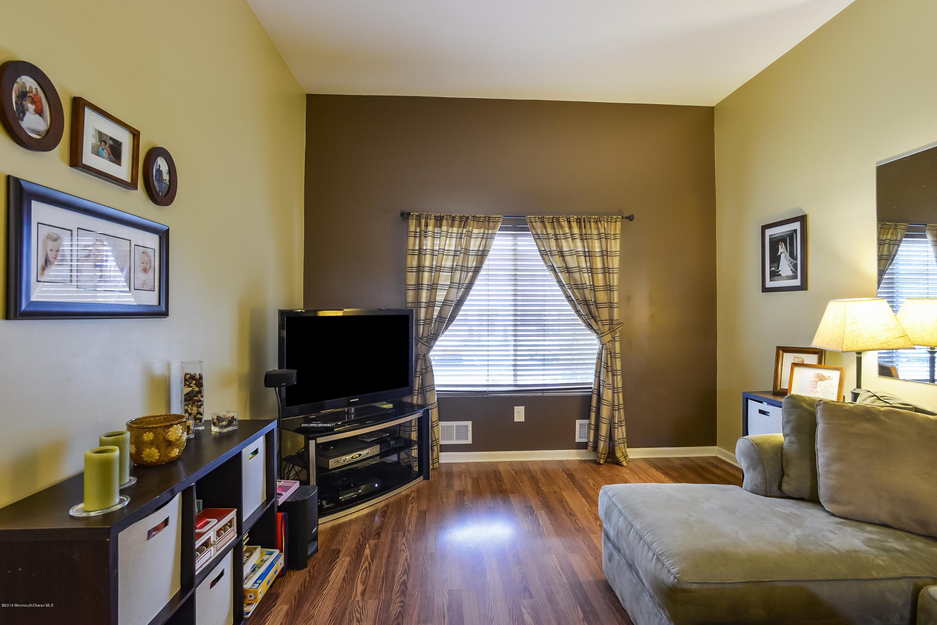 315 Middlewood Road Middletown, NJ 07748 - Photo 6 of 25 006_Living Room