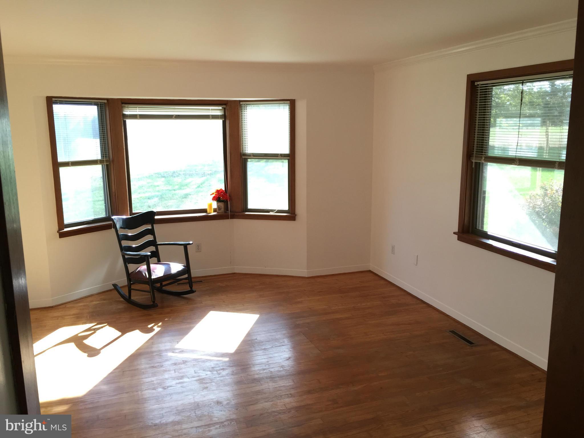 17301 White Ground Road Boyds, MD 20841 - Photo 7 of 25 Living Room
