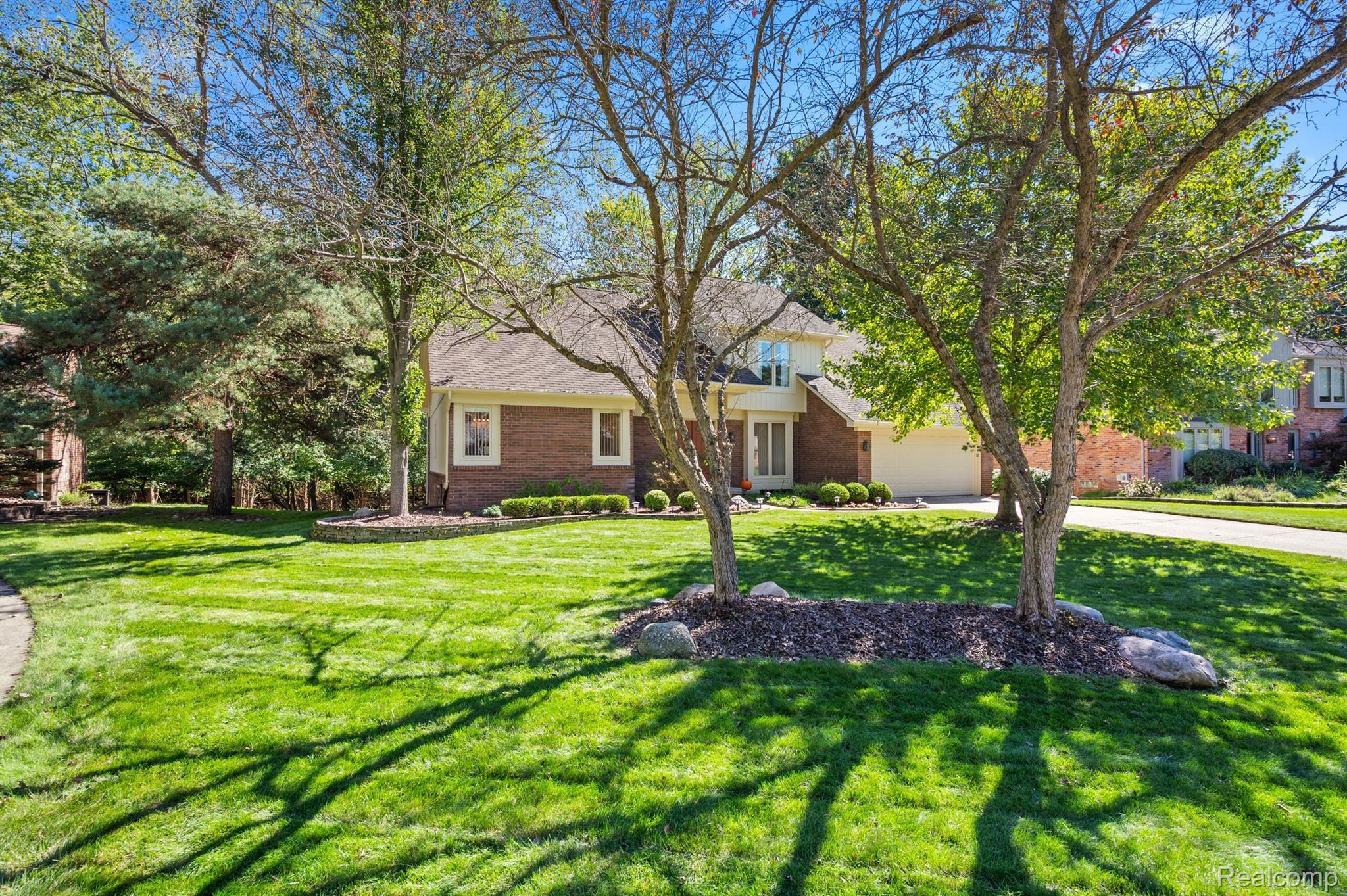 713 River Bend Drive Rochester, MI 48307 - Photo 7 of 68 Contemporary accents, potential for modernization