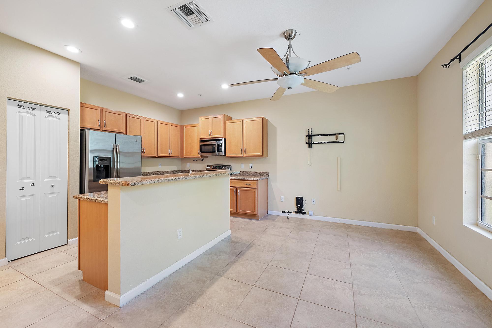 259 Southwest 7th Court Pompano Beach, FL 33060 - Photo 4 of 20 259 SW 7th Ct-18