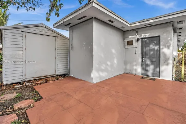 a view of backyard of the house