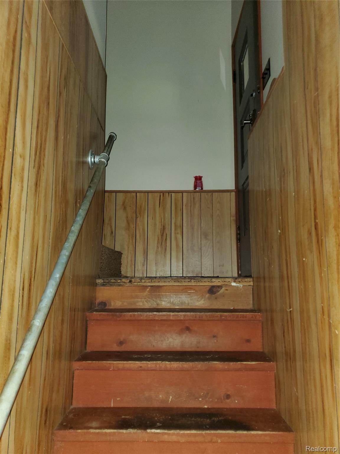 5141 North State Road Davison, MI 48423 - Photo 25 of 36 Stairway to 1st level from sub level - 5141 State Rd. Davison, MI