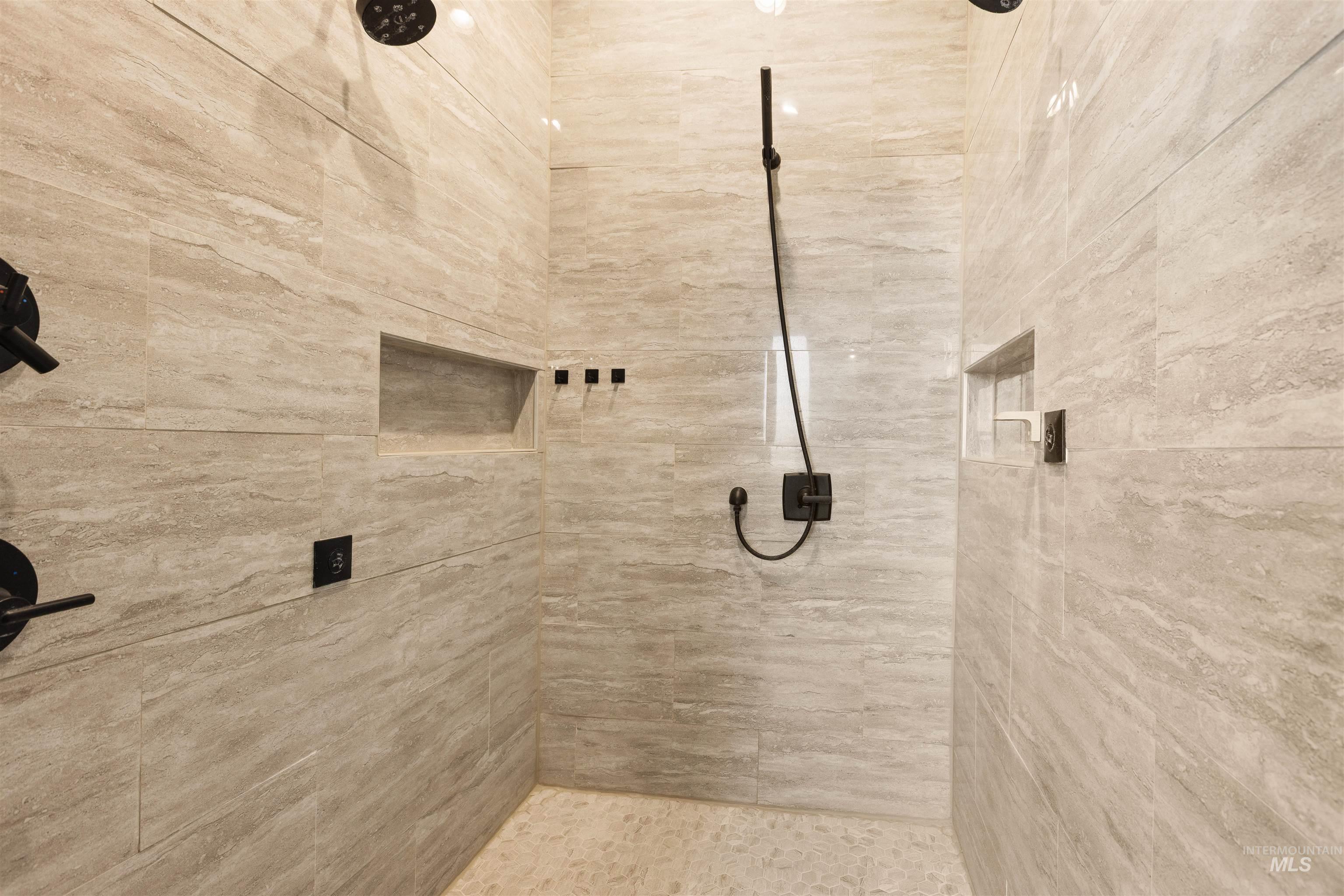 5220 West Central Road Emmett, ID 83617 - Photo 28 of 50 Bathroom with tiled shower