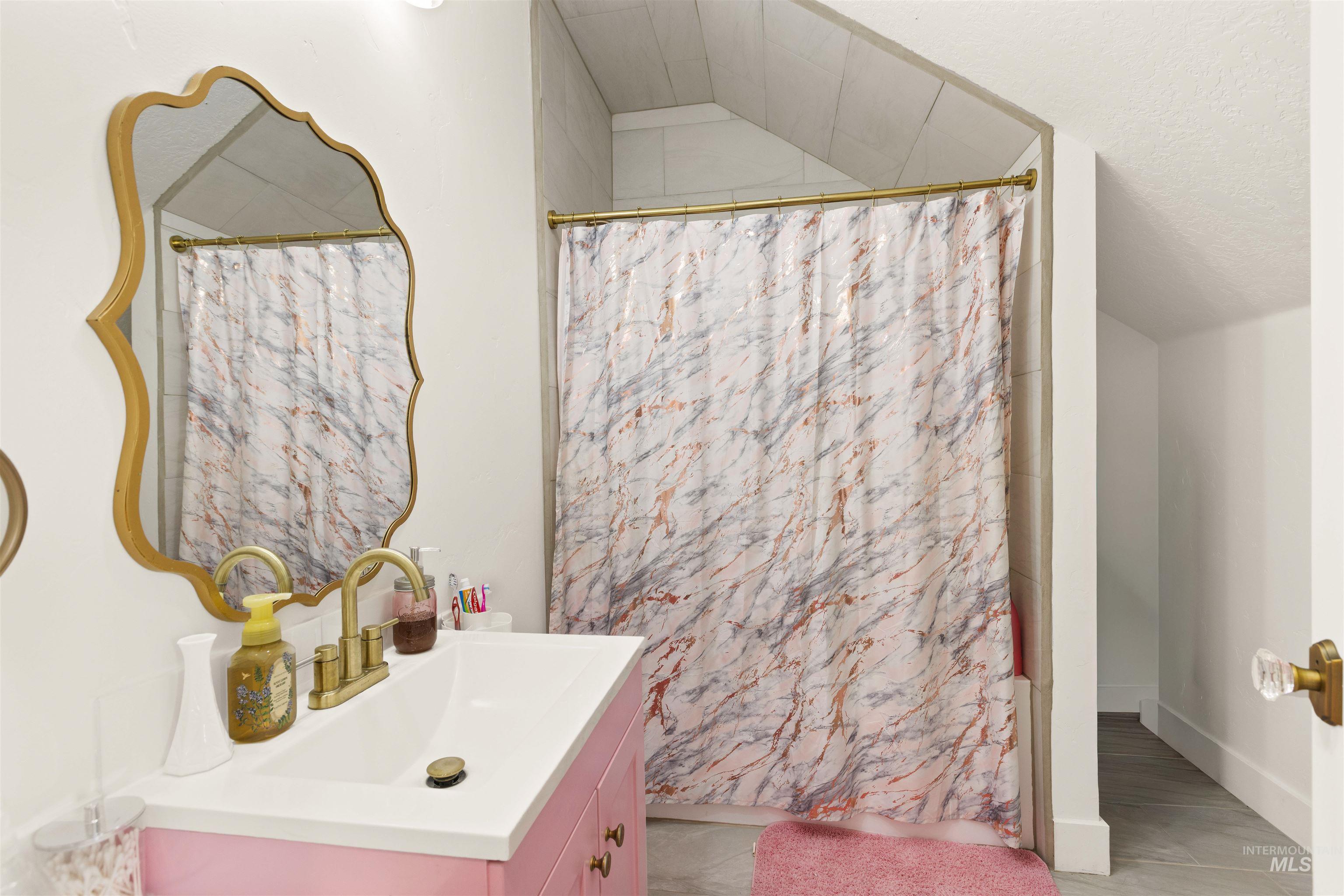 5220 West Central Road Emmett, ID 83617 - Photo 35 of 50 Full bathroom with vanity