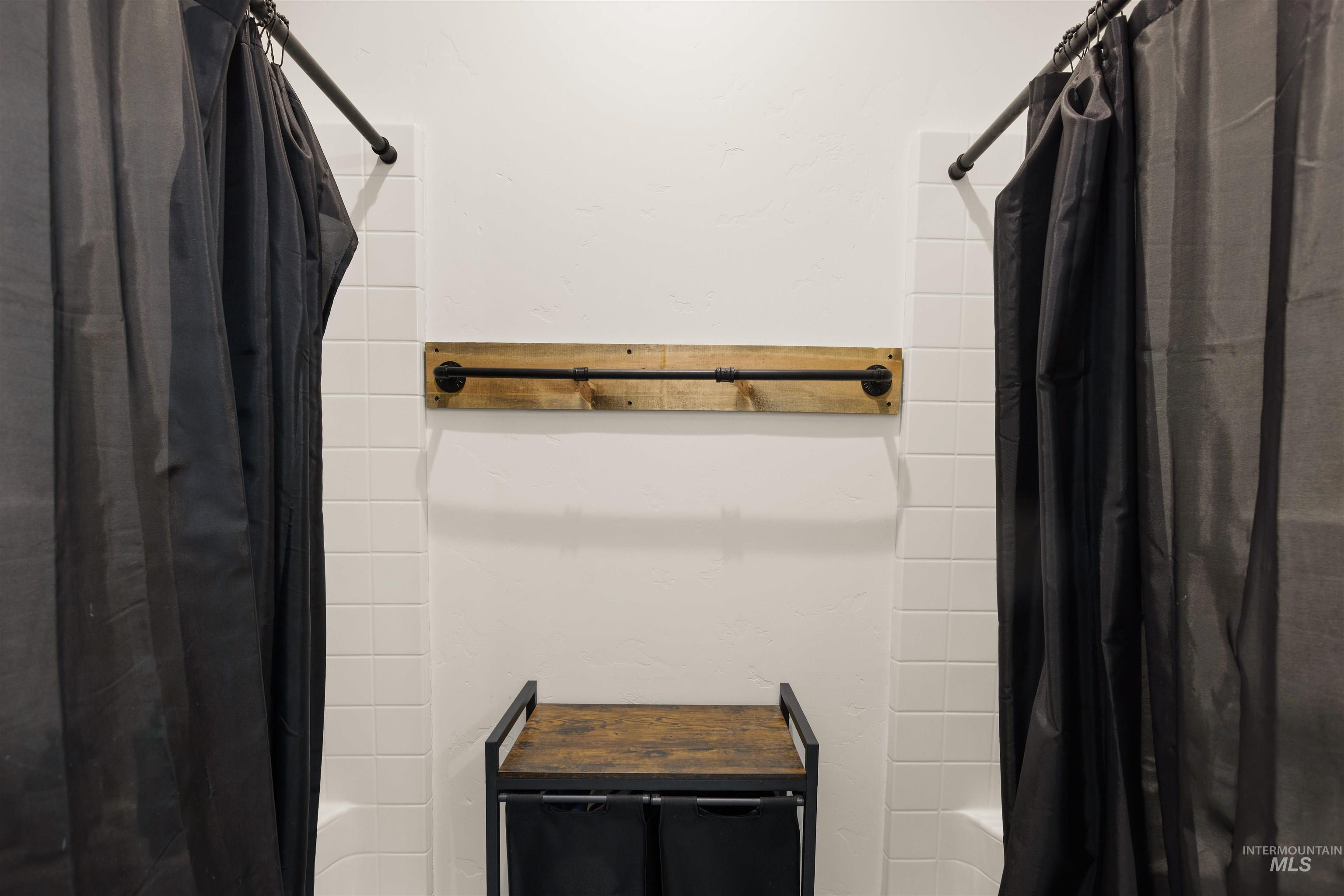 5220 West Central Road Emmett, ID 83617 - Photo 46 of 50 Full bathroom with shower / bathtub combination with curtain