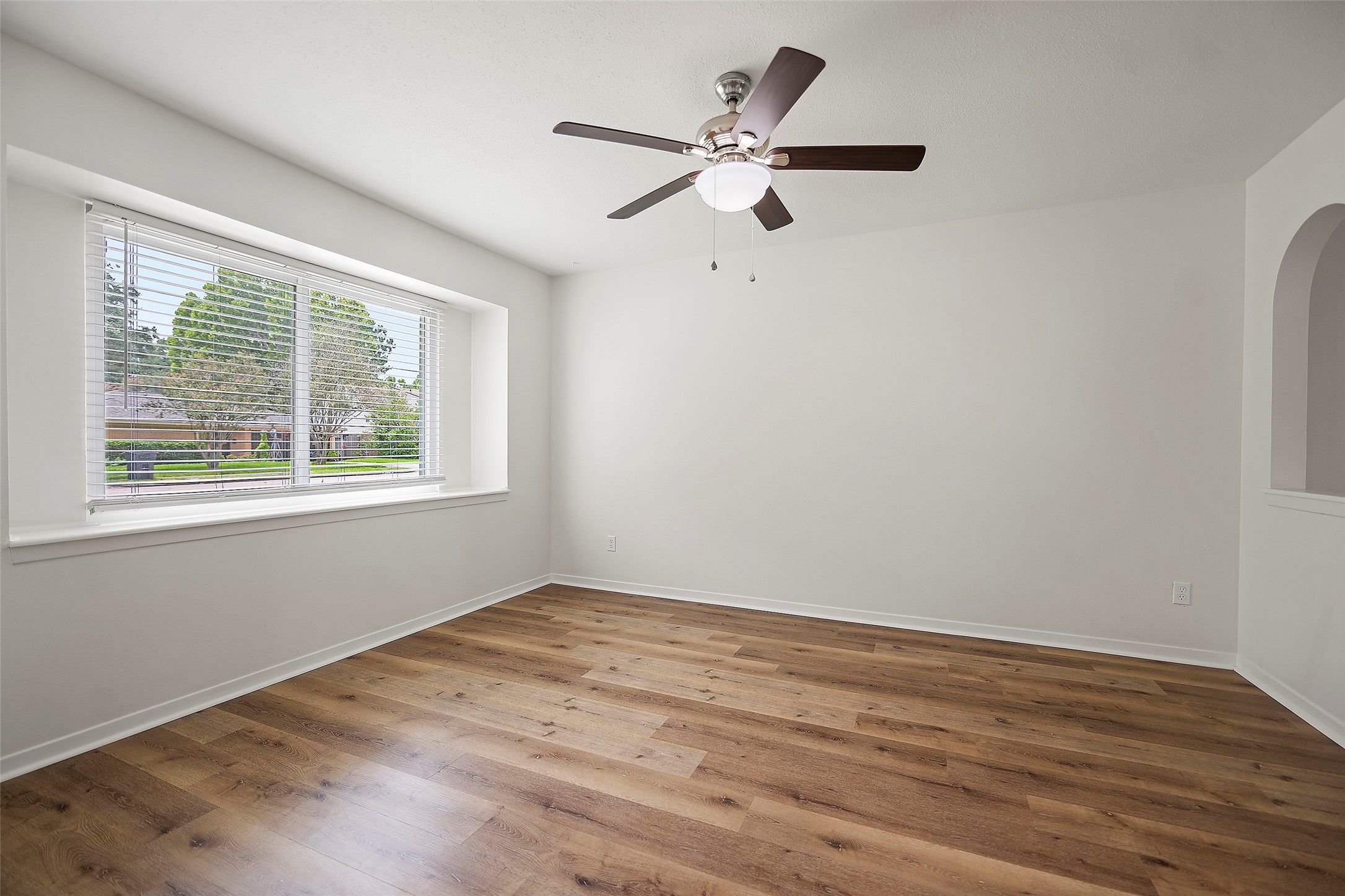 10642 Mayfield Road Houston, TX 77043 - Photo 4 of 40 Gallery Image 4