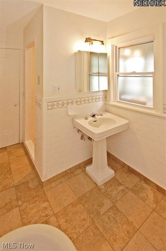 2581 Shaker Road Cleveland Heights, OH 44118 - Photo 18 of 25 Another view of the 2nd floor glamour bath.