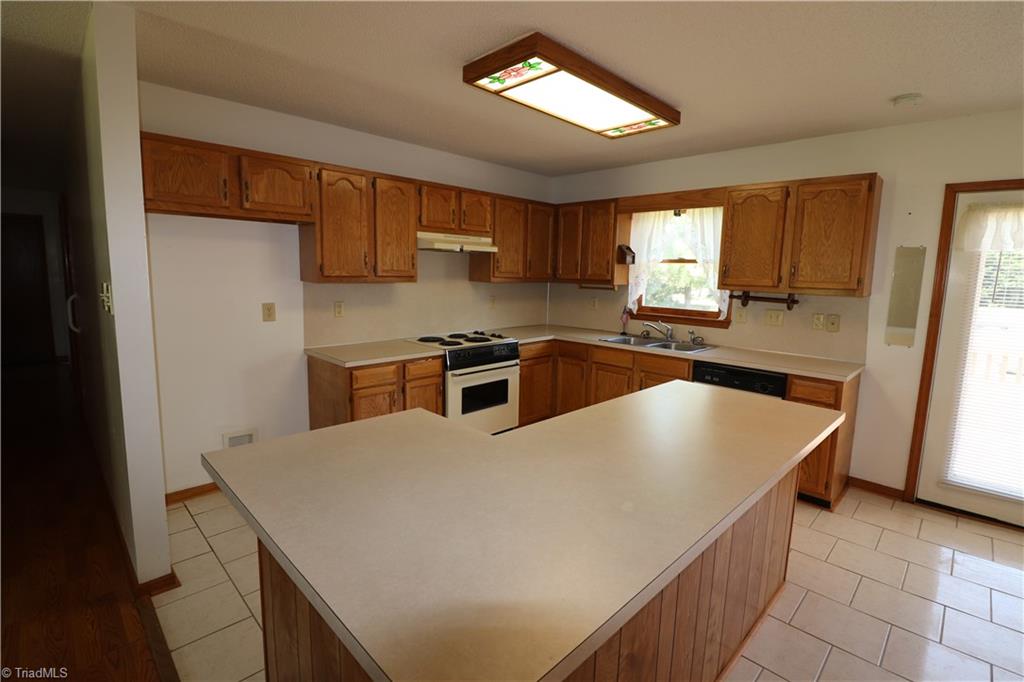645 Lee Road Thomasville, NC 27360 - Photo 7 of 28 Gallery Image 7