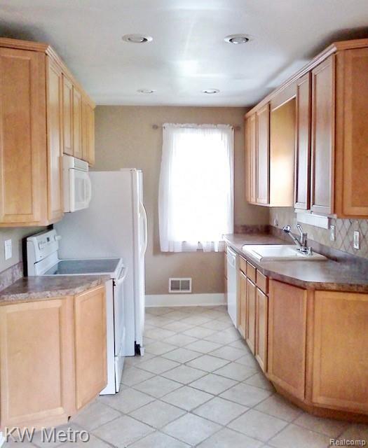 2482 Kipling Avenue Berkley, MI 48072 - Photo 5 of 17 downstairs kitchen.JPG