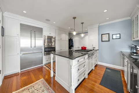 $1,095,000 | 65 East India Row, Unit 33C, Boston, MA 02110