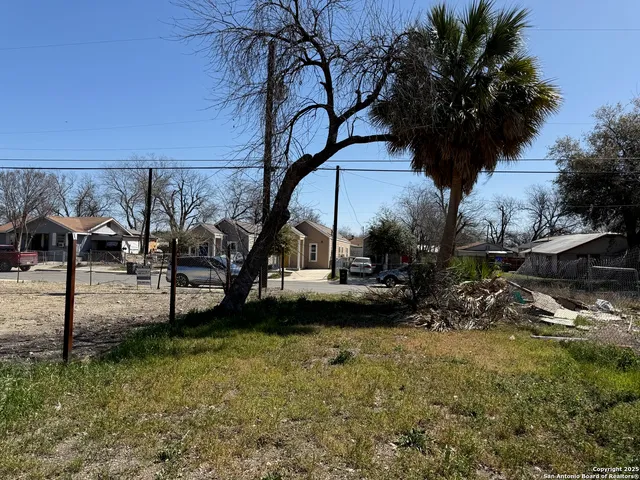 $24,900 | 831 South San Eduardo Avenue, San Antonio, TX 78237