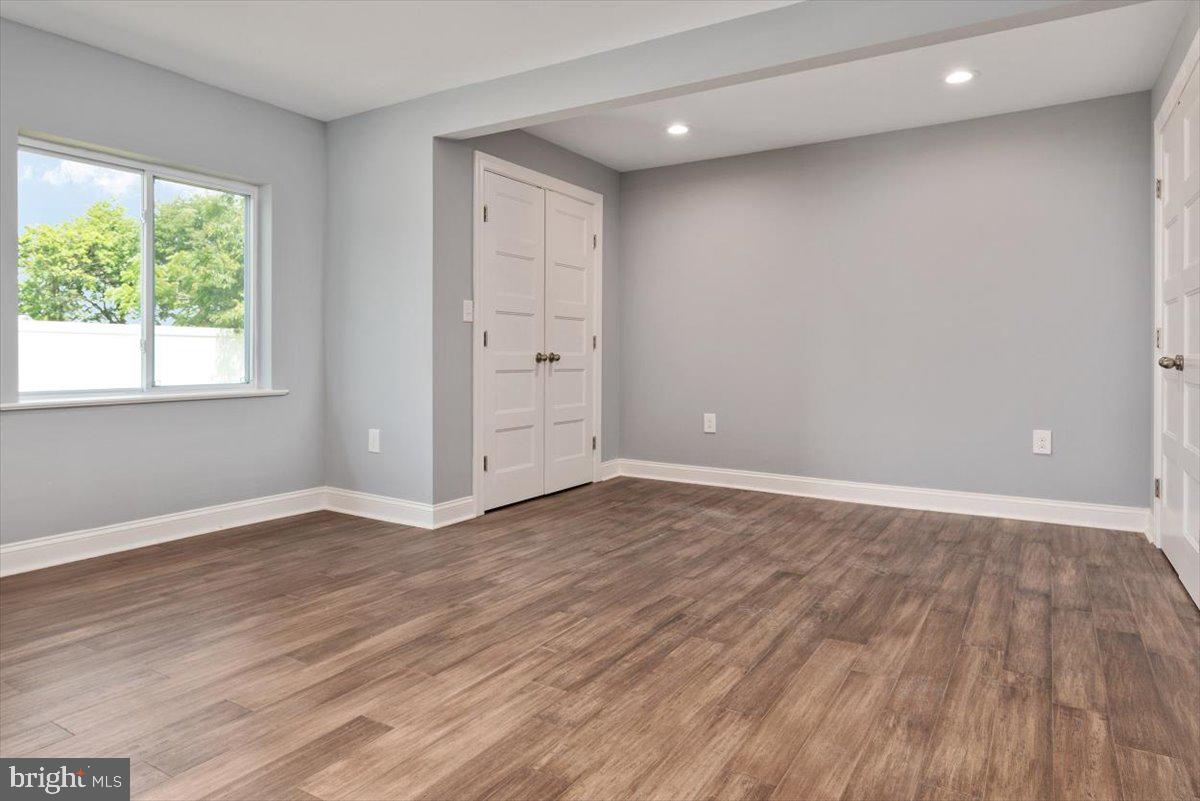 Huge Master Bedroom Suite!