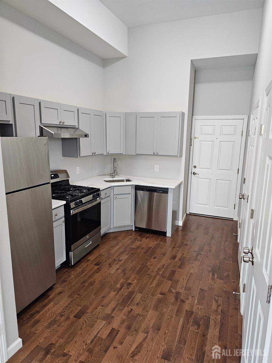 33 2nd Street Raritan, NJ 08869 - Photo 2 of 10