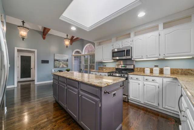 $949,000 | 15393 West Oak Spring Road, Libertyville, IL 60048