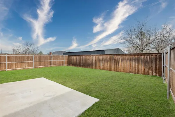 $2,250 | 321 Glenwick Lane, Van Alstyne, TX 75495