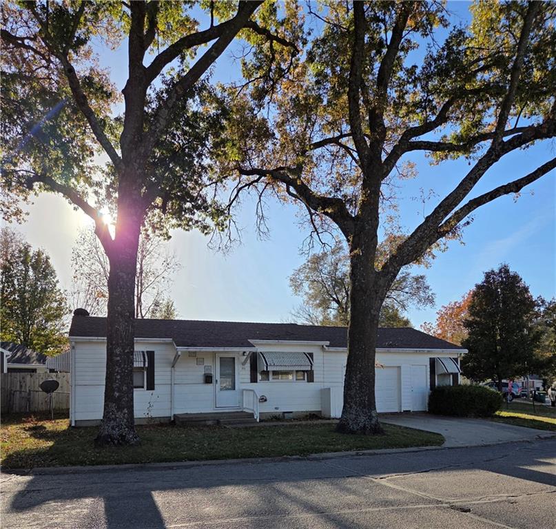 1711 Lockhart Lane Osawatomie, KS 66064 - Photo 2 of 14
