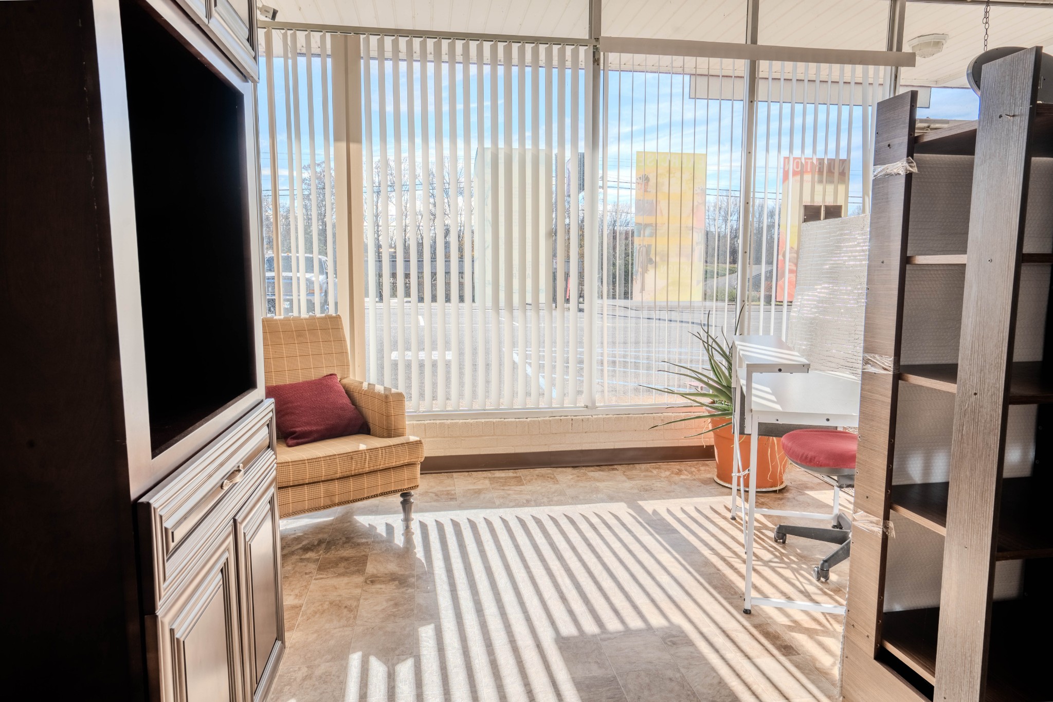 721 State Highway 99 Waynesboro, TN 38485 - Photo 8 of 24 a living room with furniture and a floor to ceiling window