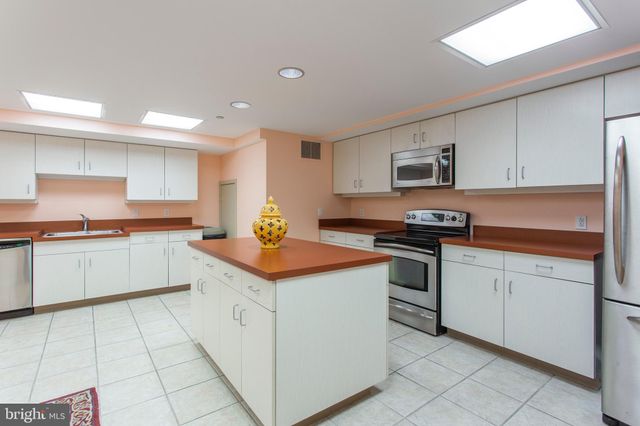 $300,000 | 1600 Arch Street, Unit 704, Philadelphia, PA 19103