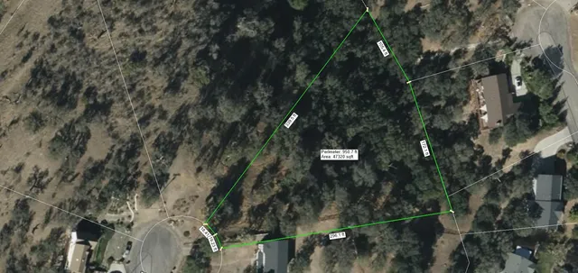 a view of yard with green space