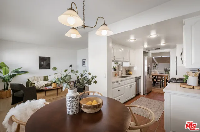 $799,000 | 11732 Moorpark Street, Unit I, Studio City, CA 91604