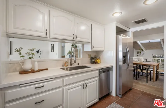 $799,000 | 11732 Moorpark Street, Unit I, Studio City, CA 91604