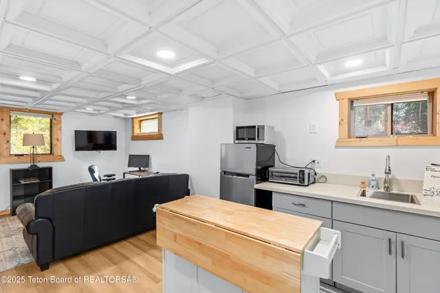 $649,000 | 704 Sunset Drive, Alpine, WY 83128