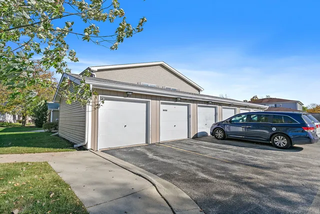 $259,900 | 1311 Kingsbury Drive, Unit E, Hanover Park, IL 60133