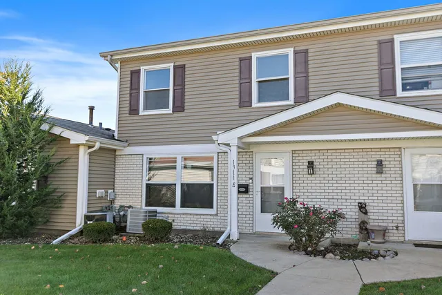 $259,900 | 1311 Kingsbury Drive, Unit E, Hanover Park, IL 60133