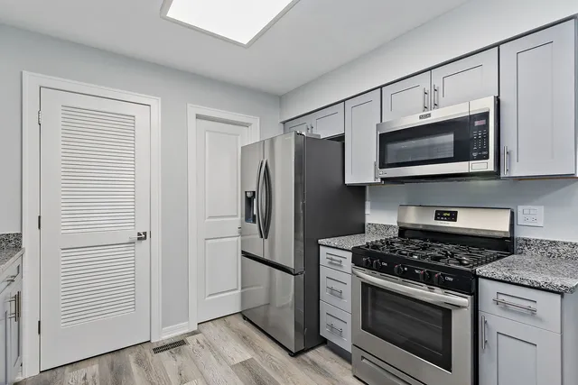 $259,900 | 1311 Kingsbury Drive, Unit E, Hanover Park, IL 60133