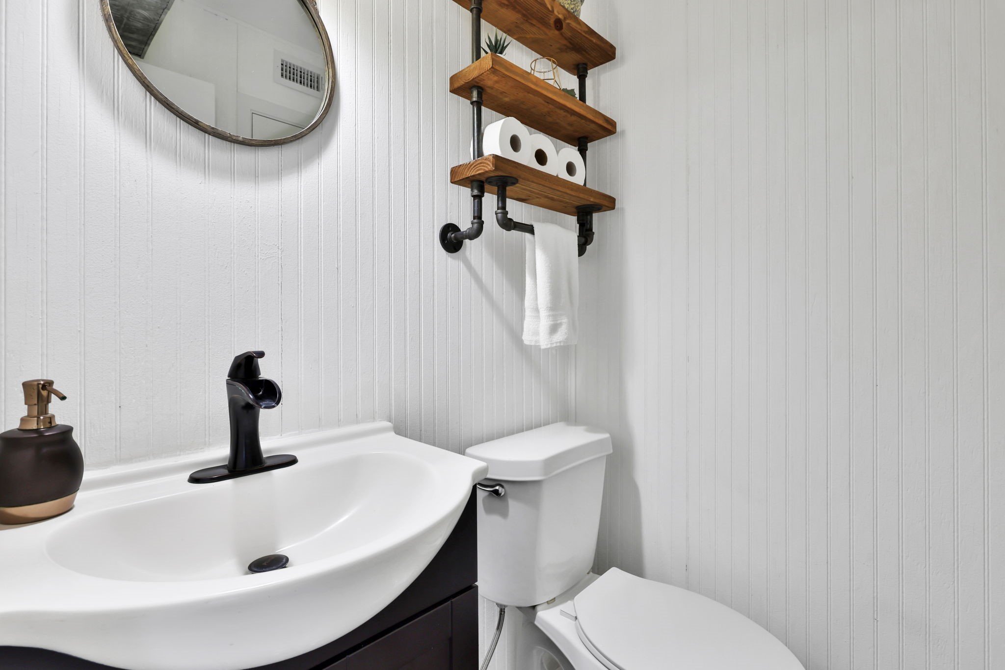 10 Drift Wood Lane Coldspring, TX 77331 - Photo 12 of 34 a bathroom with a toilet a sink and mirror