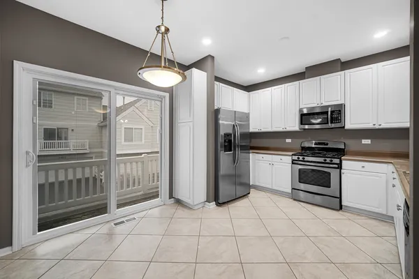 $2,690 | 3473 Ravinia Circle, Aurora, IL 60504