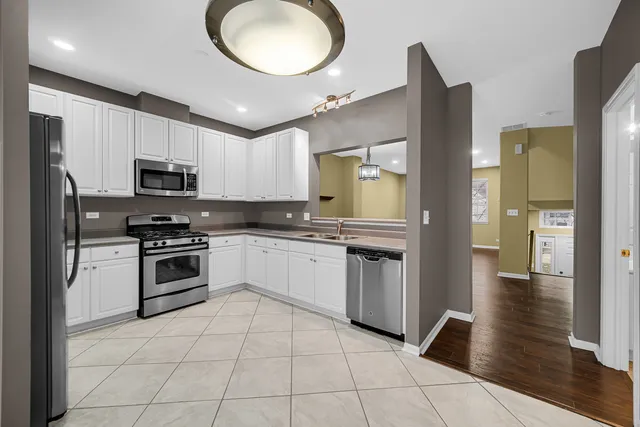 $2,695 | 3473 Ravinia Circle, Aurora, IL 60504