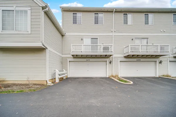 $2,690 | 3473 Ravinia Circle, Aurora, IL 60504