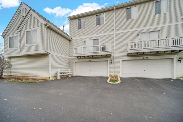 $2,695 | 3473 Ravinia Circle, Aurora, IL 60504