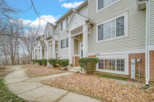 $2,690 | 3473 Ravinia Circle, Aurora, IL 60504