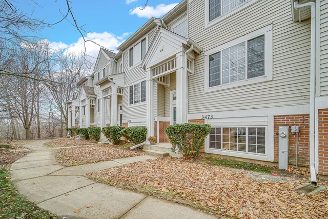 $2,695 | 3473 Ravinia Circle, Aurora, IL 60504