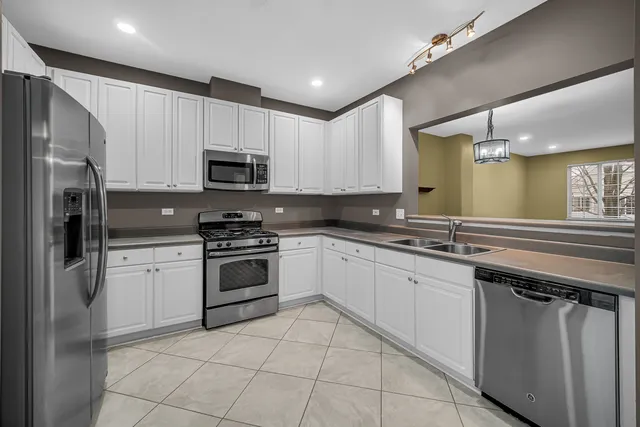 $2,695 | 3473 Ravinia Circle, Aurora, IL 60504