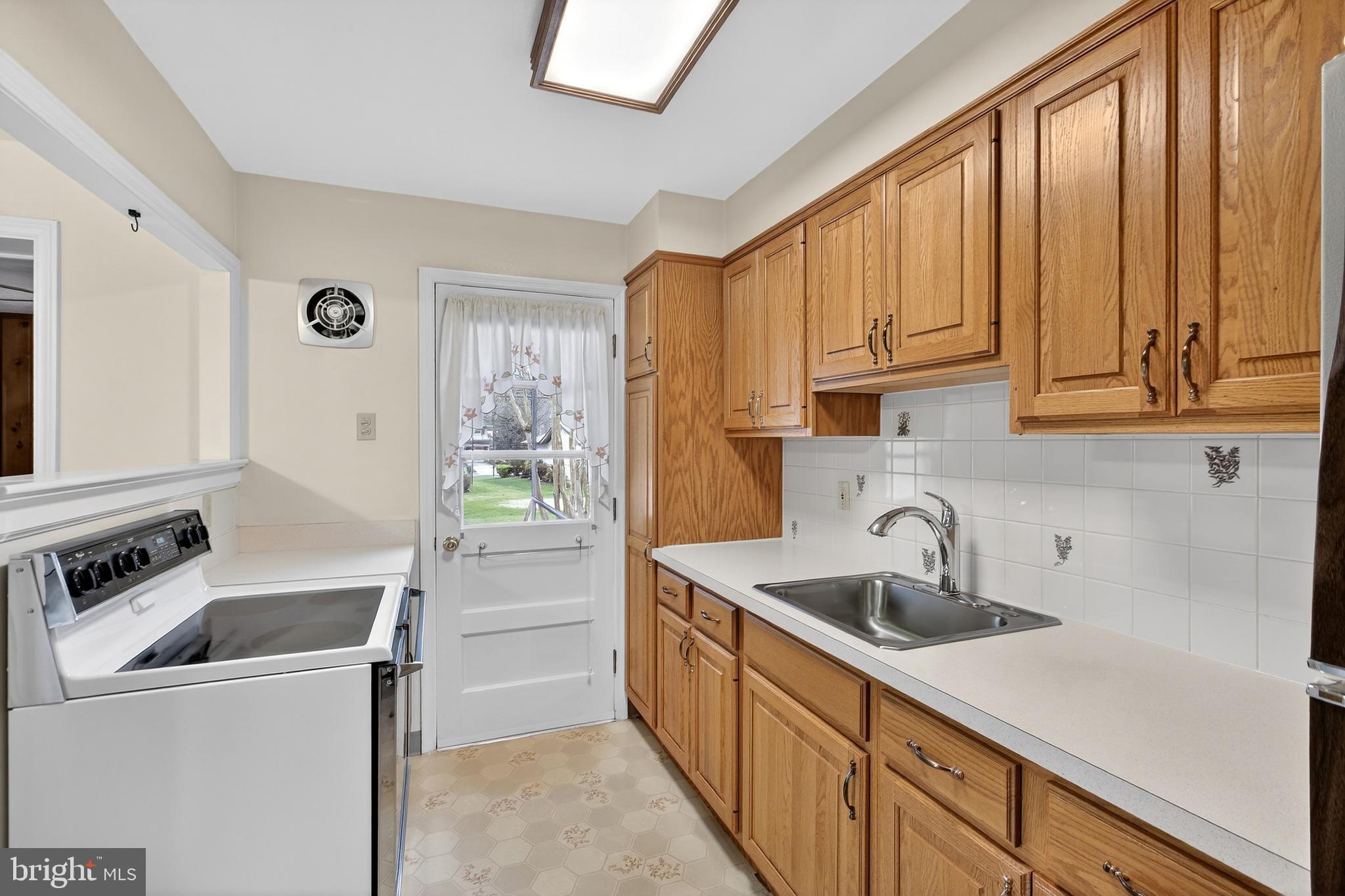 821 Kenyon Lane Newark, DE 19711 - Photo 20 of 50 a kitchen that has a sink and a stove
