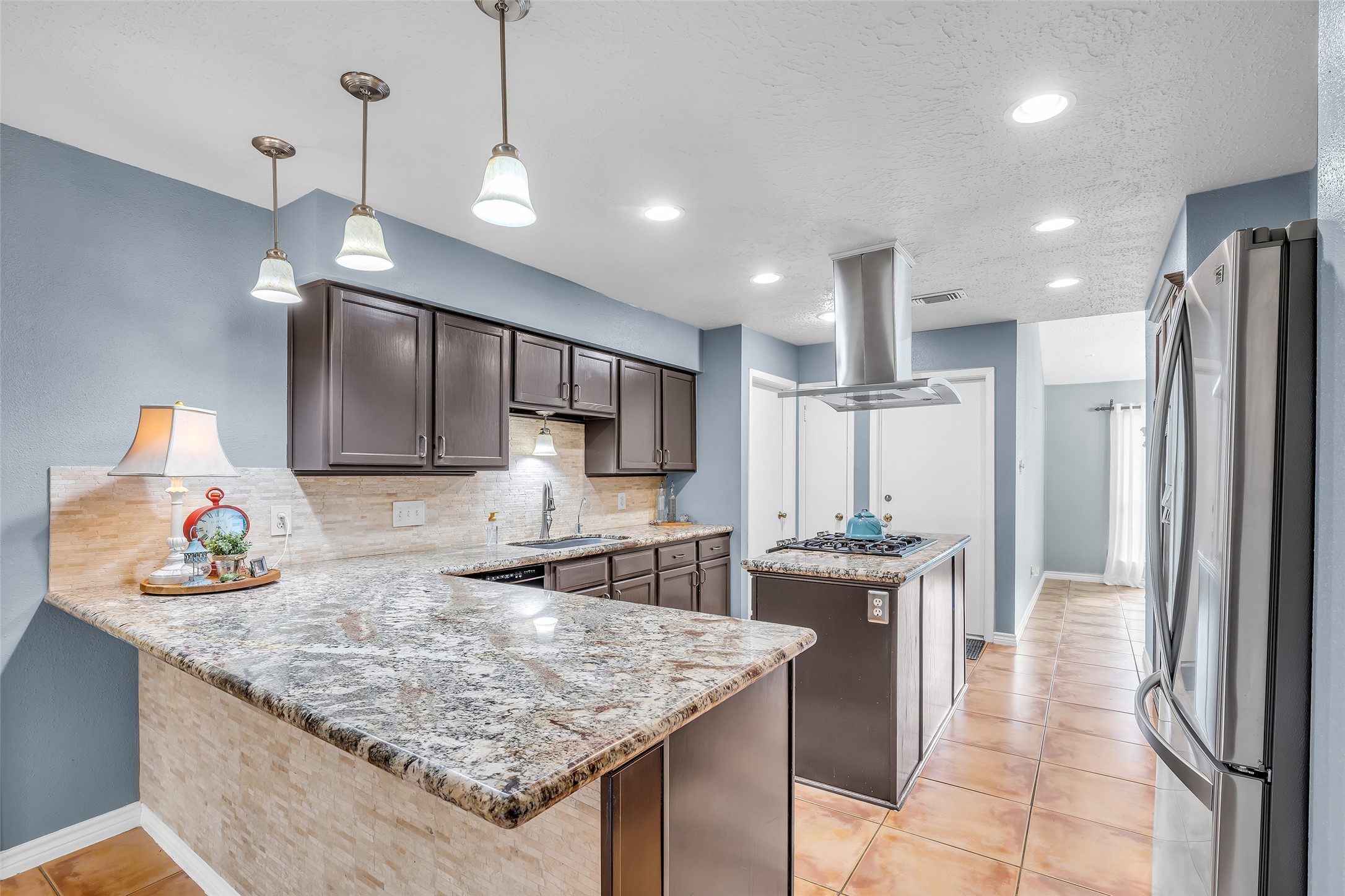 17314 Chapel Pine Street Spring, TX 77379 - Photo 20 of 44 Tons of counterspace and a great spot to grab that morning coffee and a breakfast.