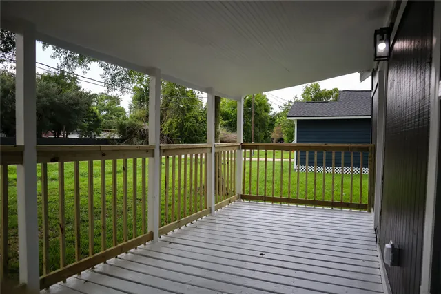 an empty room with a empty space and a ceiling fan